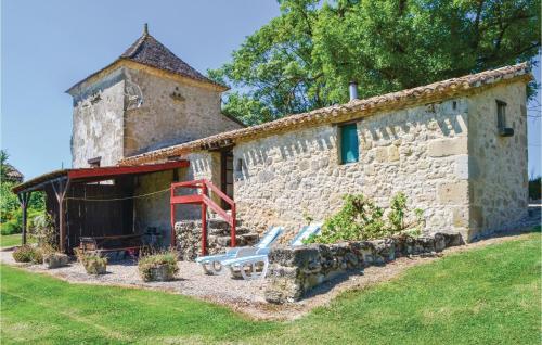 un bâtiment en pierre avec un banc devant lui dans l'établissement 1 Bedroom Awesome Home In Eymet, à Eymet