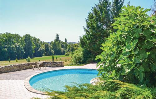 une piscine dans un jardin avec un arbre dans l'établissement 1 Bedroom Awesome Home In Eymet, à Eymet