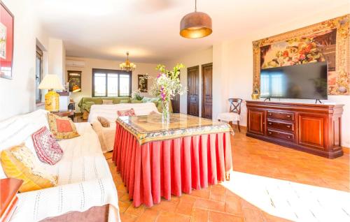 Télévision ou salle de divertissement dans l'établissement Awesome Home In Morón De La Frontera