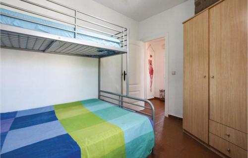 sypialnia z łóżkiem z kolorowym kocem w obiekcie Cozy Home In Cartagena With Kitchen w mieście Cartagena