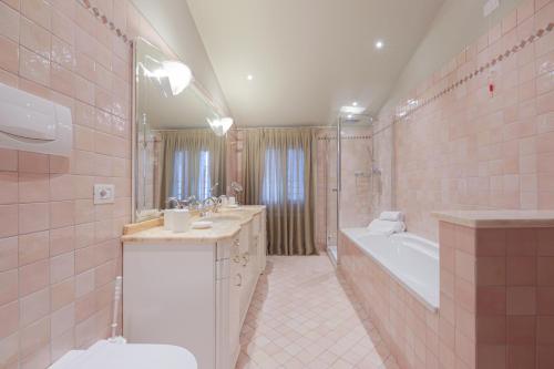 ヴァルドッビアーデネにあるB&B CASA OLTRAVALのバスルーム(バスタブ、トイレ、シンク付)