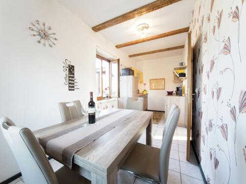 uma cozinha e sala de jantar com uma mesa de madeira e cadeiras em Spacious apartment with terrace Zur Forelle em Ballenstedt