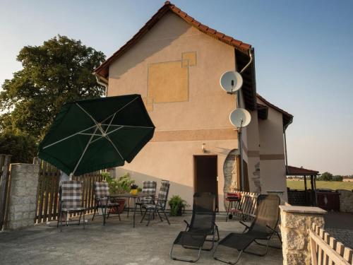 um grande guarda-chuva verde em frente a uma casa em Spacious apartment with terrace Zur Forelle em Ballenstedt