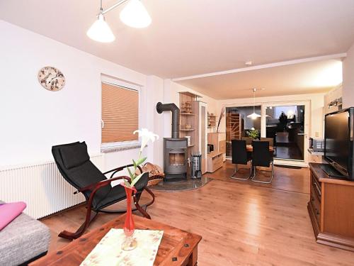 - un salon avec un canapé, une table et une télévision dans l'établissement Holiday home in Blankenburg with E station, à Blankenburg
