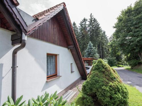 una casa con una ventana en un lado en Holiday home in Thuringia with terrace, en Friedrichroda