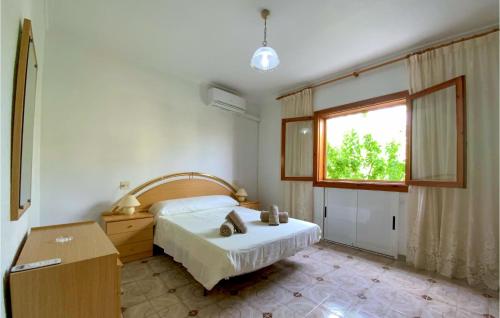 um quarto com uma cama e uma janela em 2 Bedroom Amazing Home In Los Alczares em Los Alcázares