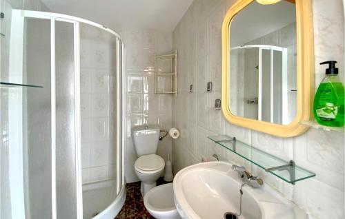 Ванная комната в 2 Bedroom Amazing Home In Los Alczares