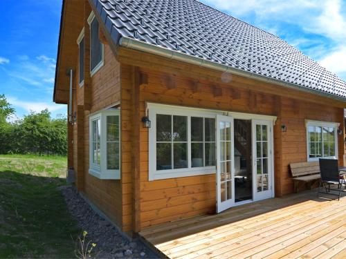 Cabaña de madera con porche y terraza en Home in Wissinghausen with Private Sauna, en Medebach
