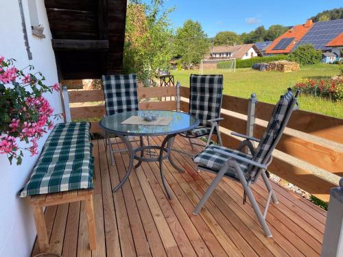 un patio con mesa y sillas en una terraza en Beautiful apartment near the lake, en Herrischried