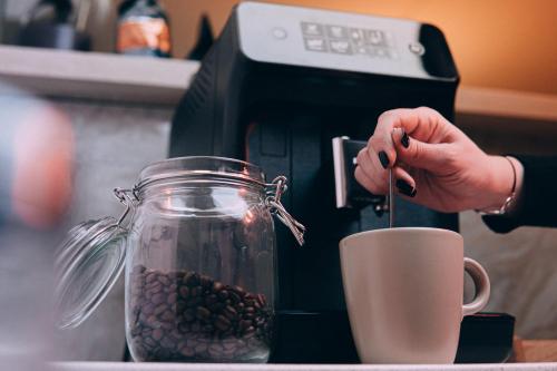Kemudahan buat kopi dan teh di Roots Villa Sequoia