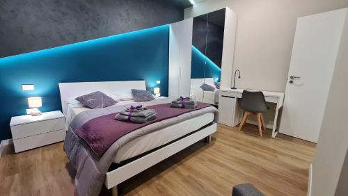 CASA MASSARENTI في بولونيا: غرفة نوم بسرير وجدار ازرق