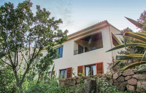 une maison sur une colline avec des arbres au premier plan dans l'établissement 3 Bedroom Nice Home In Porto Vecchio, à Perrelli