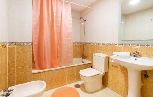 Phòng tắm tại Amazing Apartment In La Manga Del Mar Menor With Outdoor Swimming Pool