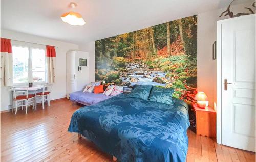 - une chambre dotée d'un lit bleu et d'une peinture murale dans l'établissement Cozy Apartment In Alette With Wifi, à Alette