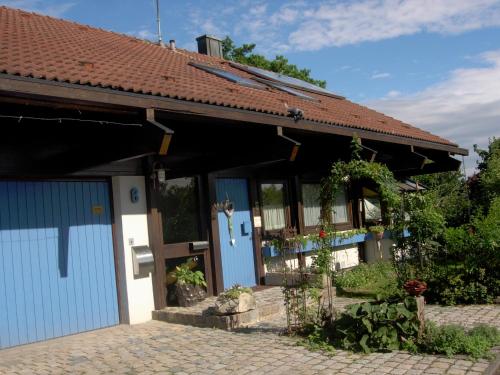 a building with a blue door and some plants at Ferienwohnung Gartenreich in Obereisenheim