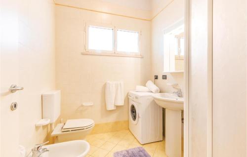 リド・ディ・ダンテにあるOrizzonte 3の白いバスルーム(洗面台、トイレ付)