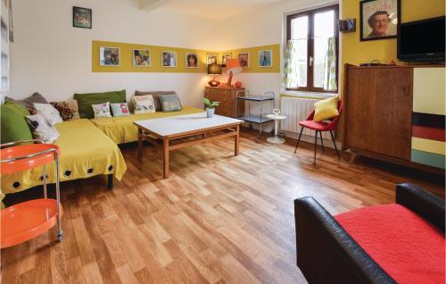 ein Wohnzimmer mit einem Sofa und einem Tisch in der Unterkunft 3 Bedroom Stunning Home In Le Bourg-dun in Le Bourg-Dun