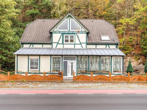 ブリーロンにあるPremium Holiday Home in Brilon Wald near Ski Areaの道路前の柵のある小屋