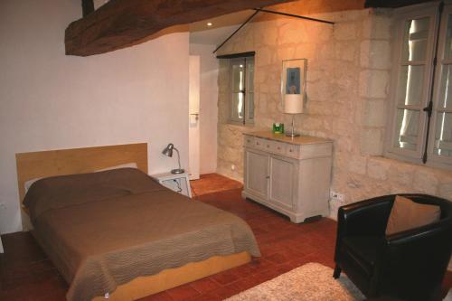 1 dormitorio con 1 cama, 1 mesa y 1 lámpara en Gite Chateau de Chaintres, en Dampierre-sur-Loire