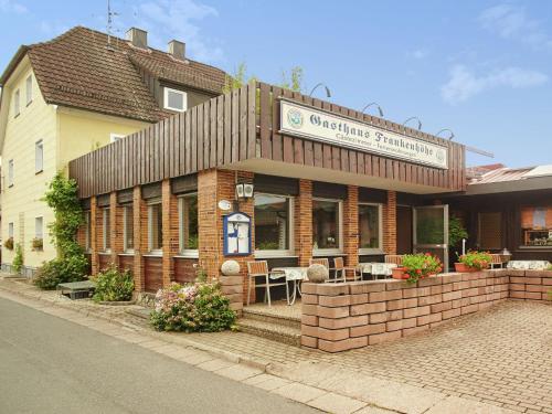 ゲスヴァインシュタインにあるVery bright friendly apartment with large roof terraceの通り側のレストラン付き建物