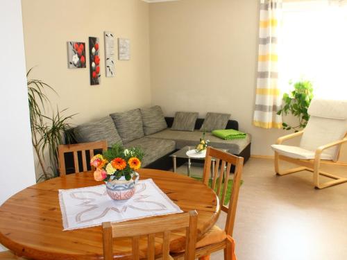 StruppenにあるModern Apartment in Wei ig Saxony with gardenのリビングルーム(テーブル、ソファ付)