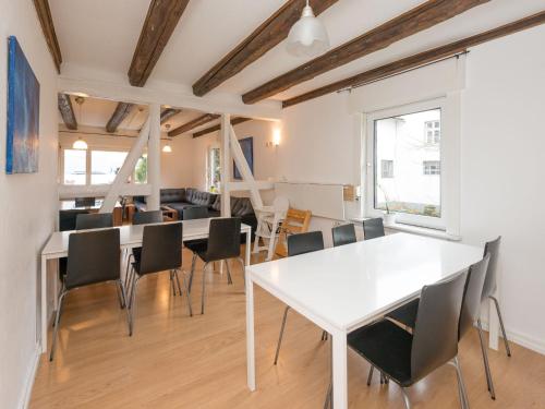 Spacious group home close to Winterberg and Willingen with private gardenにあるレストランまたは飲食店