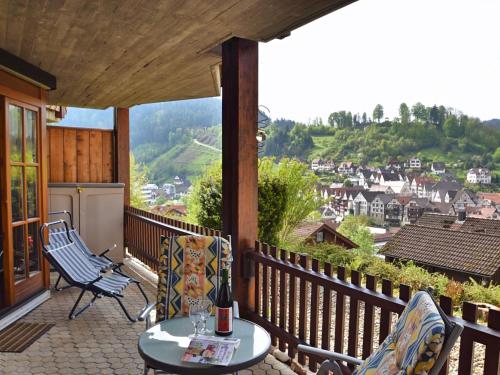 balcone con tavolo, sedie e vista di Quaint Apartment with Private Terrace Garden a Schiltach