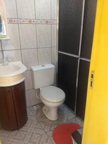 a bathroom with a toilet and a sink at Pousada Atlântica stay home in Tramandaí
