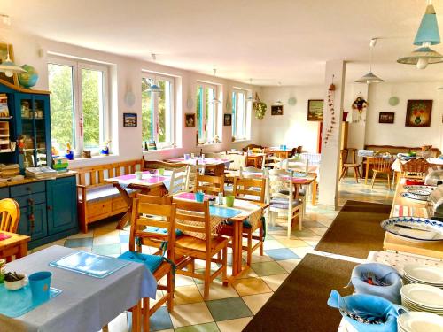 ein Restaurant mit Tischen und Stühlen in einem Zimmer in der Unterkunft Gästezimmer Puzwidu in Wien
