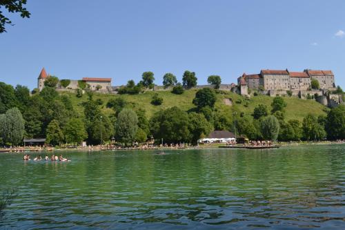 people kayaking on the lake with a castle in the background at Haus der Begegnung Heilig Geist in Burghausen