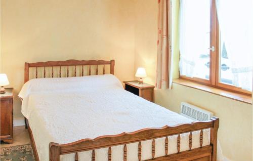 een slaapkamer met een bed en een raam bij 2 Bedroom Amazing Home In Lesconil in Plobannalec-Lesconil