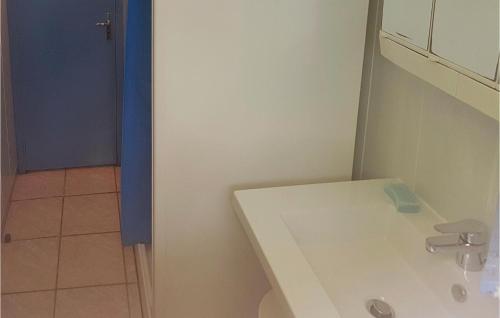 Vonios kambarys apgyvendinimo įstaigoje 2 Bedroom Amazing Home In Locronan