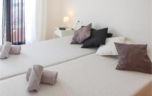 El RomeroにあるNice Apartment In Alhama De Murcia With 2 Bedrooms, Outdoor Swimming Pool And Wifiのベッド1台(枕4つ付)