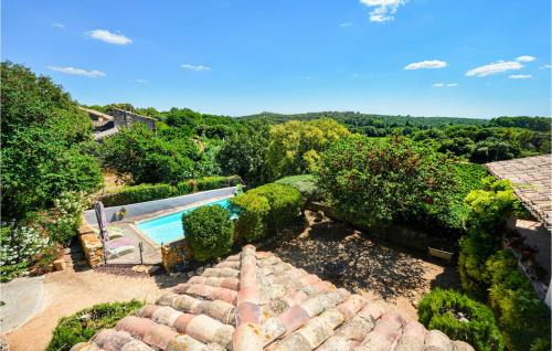 une vue aérienne d'une maison avec piscine dans l'établissement Pet Friendly Home In Uzès, à Baron