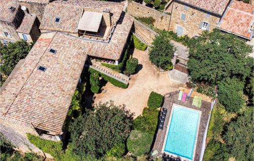 - une vue aérienne sur un domaine avec une piscine dans l'établissement Pet Friendly Home In Uzès, à Baron