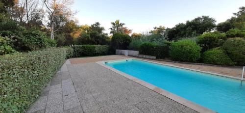 une piscine au milieu d'un jardin dans l'établissement LA MANOSC, à Grimaud