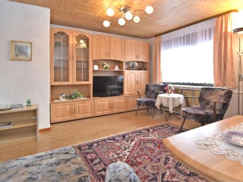 sala de estar con TV, mesa y sillas en Flat near the forest in Frauenwald Thuringia, en Frauenwald