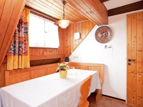 a dining room with a white table and a window at Komfortable Ferienwohnung im Schwarzwald in Urberg