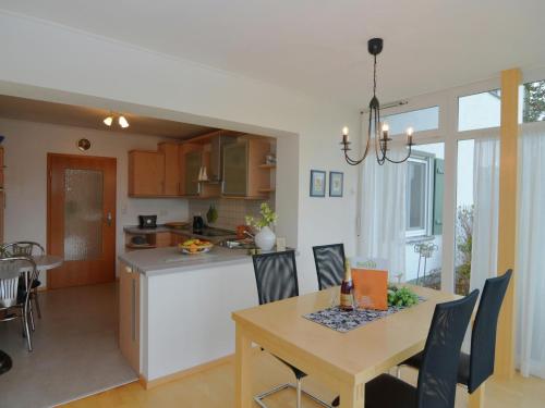Apartment in Hauzenberg with private terrace tesisinde mutfak veya mini mutfak
