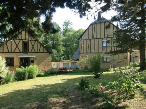 Un jardín fuera de gemütliche Ferienwohnung in Kaifenheim