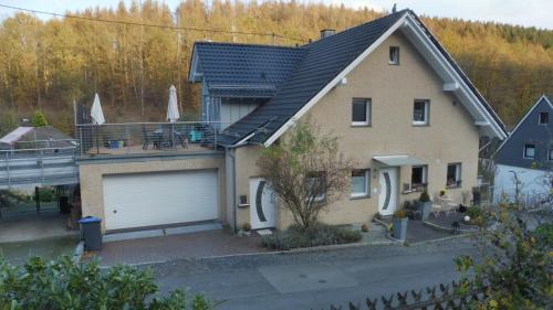 una casa con garaje y techo en Sonnendeck4, en Siegen