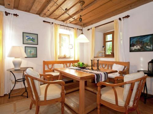 comedor con mesa de madera y sillas en Cosy holiday home with gazebo en Weißenburg in Bayern
