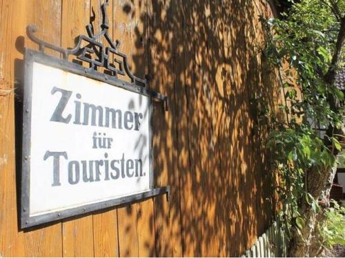 ein Schild an der Seite eines Gebäudes in der Unterkunft Apartment in Tabarz Thuringia near the forest in Tabarz