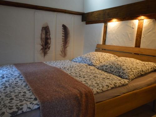 1 cama con 2 almohadas en una habitación en cosy 1800 farmhouse with sauna, en Roes
