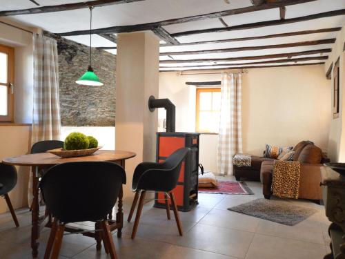 sala de estar con mesa y chimenea en cosy 1800 farmhouse with sauna, en Roes