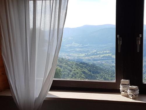 uma janela com vista para a montanha em Holiday home in the Bavarian Forest em Schöfweg