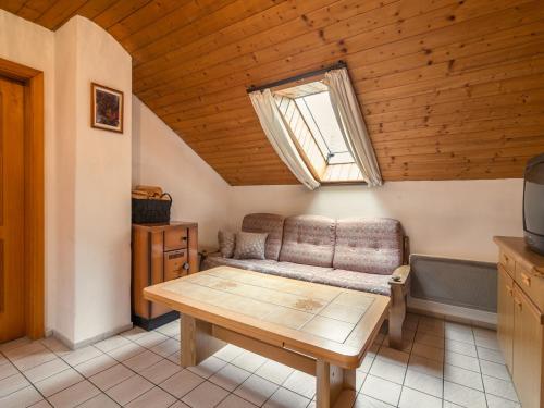 un soggiorno con divano e tavolo di Delightful Holiday Home in Unterammergau a Unterammergau