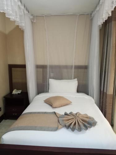 Postel nebo postele na pokoji v ubytování Hera Hotel Kampala