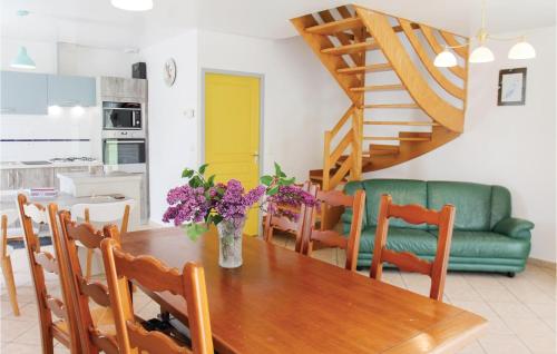 O bucătărie sau chicinetă la 4 Bedroom Gorgeous Home In Saint Roman