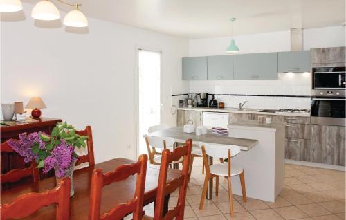 une cuisine et une salle à manger avec une table et des chaises dans l'établissement 4 Bedroom Gorgeous Home In Saint Roman, à Saint-Roman